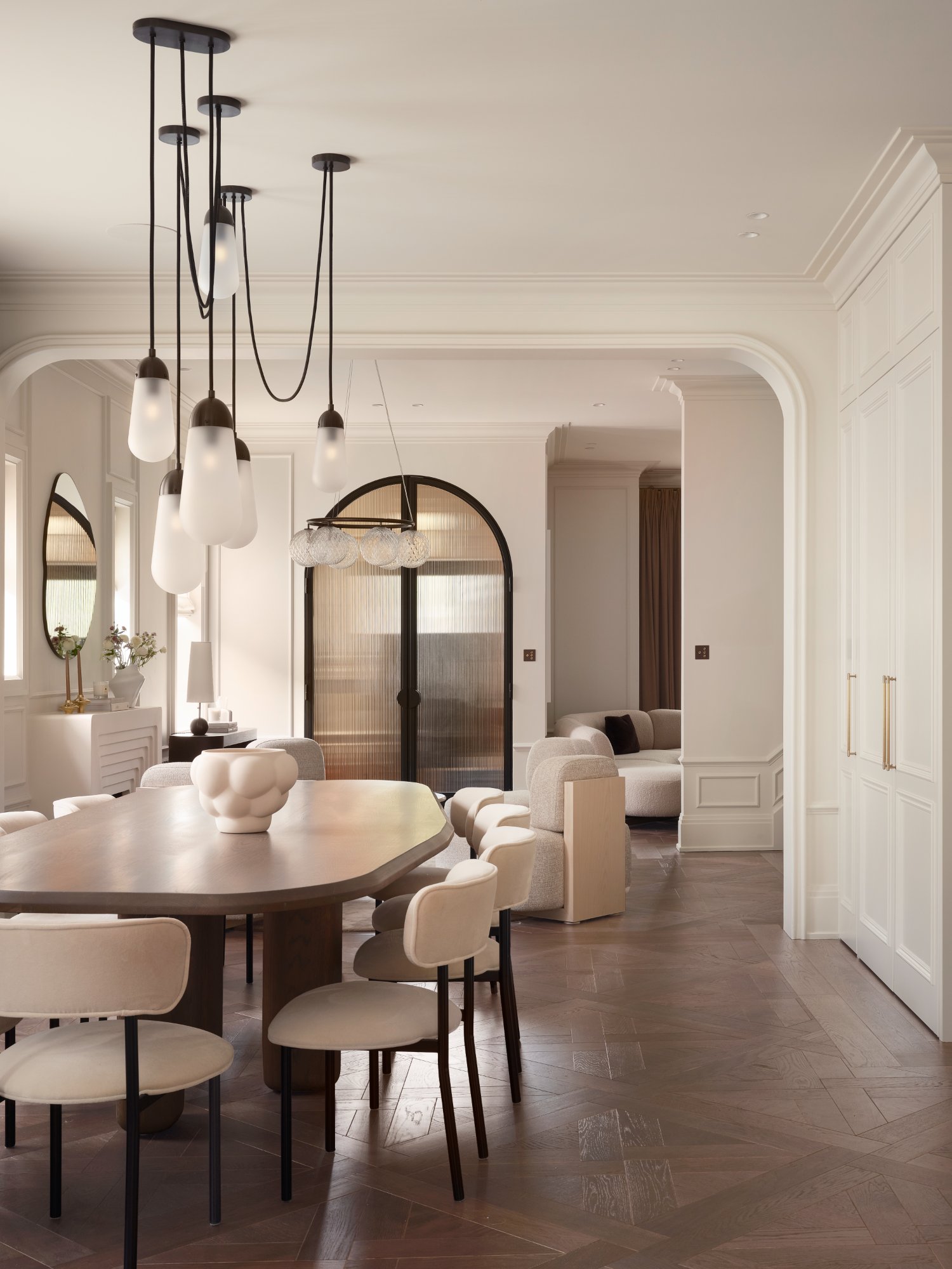 Grosvenor Residence — Steel-framed arched doors with reeded glass in dining space